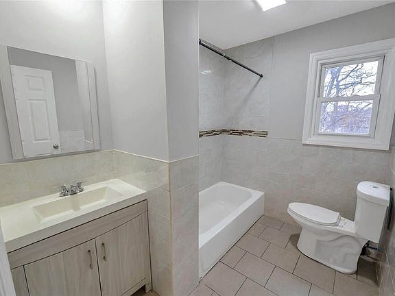 5th image of 10 Spruce St APT 2