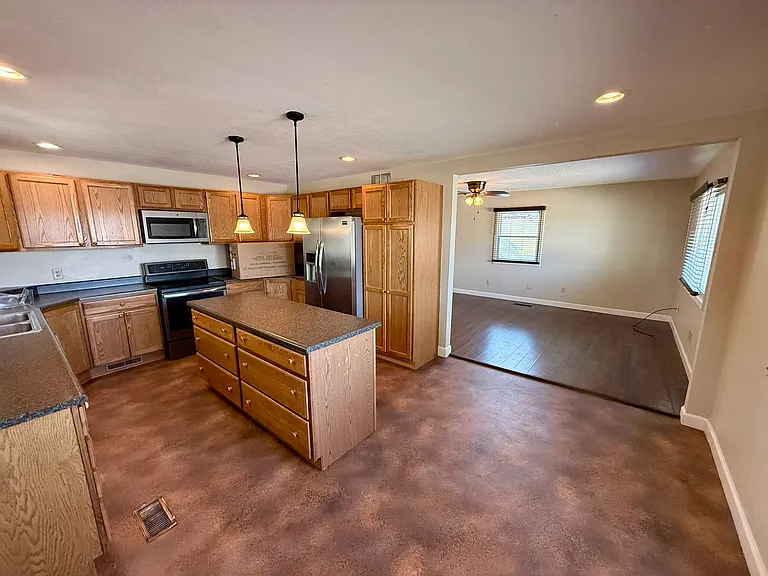 408 Anamosa St — Photo 4