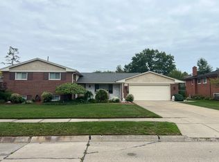 1024 Blairmoor Ct, Grosse Pointe Woods, MI 48236