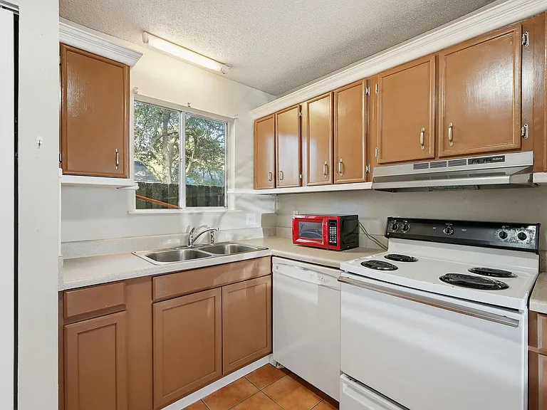 201 College Blvd E #11 — Photo 14