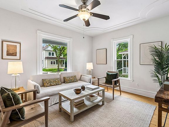 4th image of 817 26th Ave NE