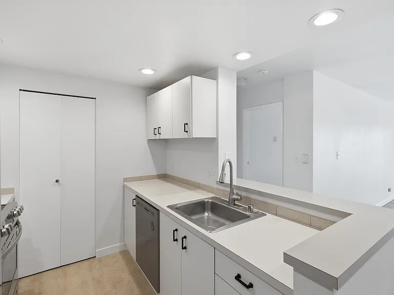 121 Vine St #2004 — Photo 3