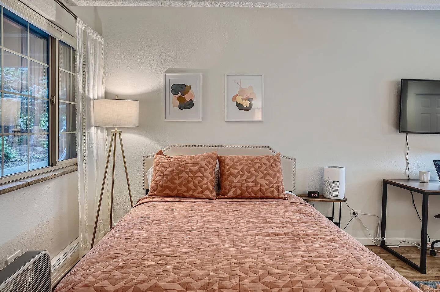 Modern Studio Near Wash Park Ideal for Long Stays & Remote Work — Photo 1
