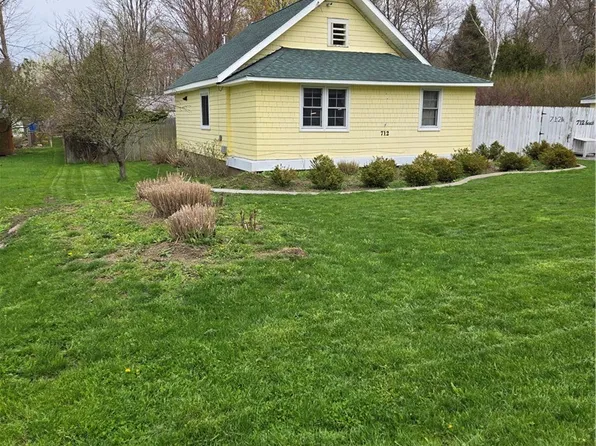 712 Beach Rd, Angola, NY 14006