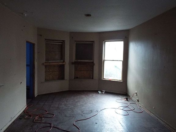 3rd image of 7036 S St Lawrnc Ave