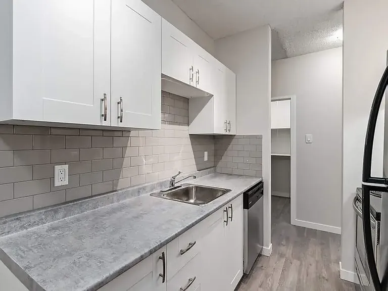 2398 Southview Dr SE — Photo 1