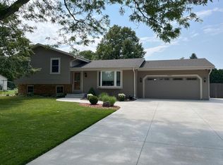 W205S10491 Victoria Dr, Muskego, WI 53150