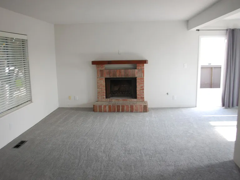 733 N Voluntario St — Photo 2