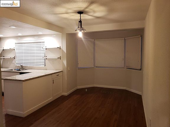 5th image of 2062 Oakridge Ln