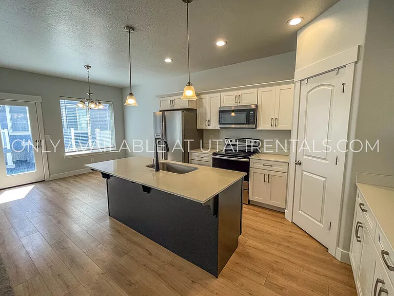 4237 W 2010 N — Photo 5