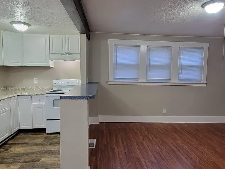 951 W Florence Ave — Photo 3