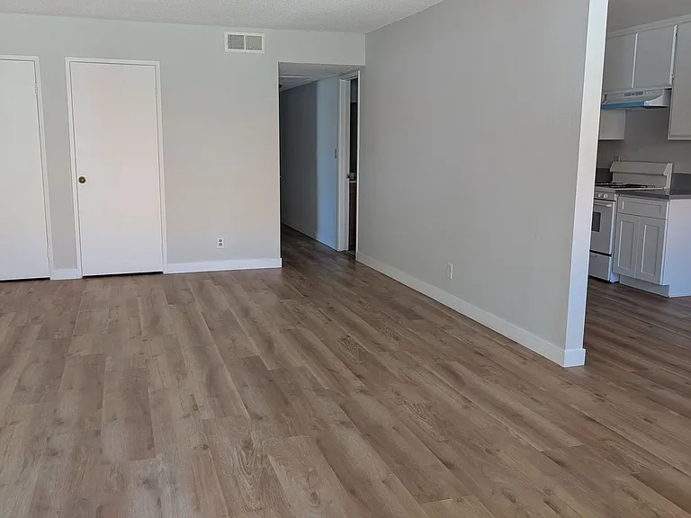 504-512 W Berkeley Ct — Photo 7