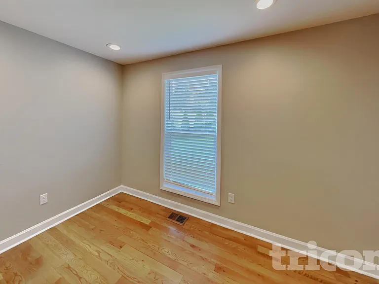 1026 Chelsea Dr — Photo 10