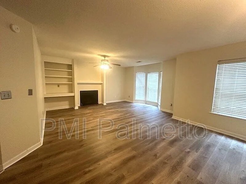 3 bed, 2.0 bath, 1220 sqft, $1,600 — Photo 2