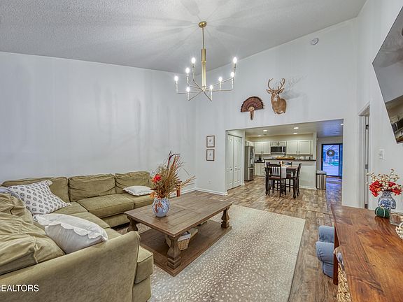 4th image of 7144 La Christa Way