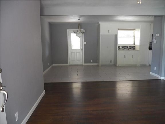 5th image of 202 S Sheppard Dr