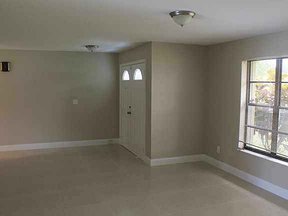 3rd image of 464 S Naranja Ave