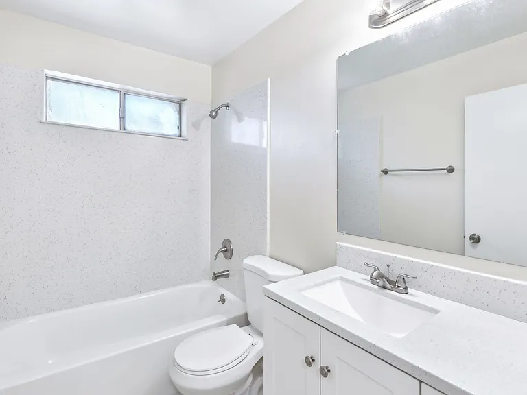ROCKINGHAM APARTMENTS — Photo 16