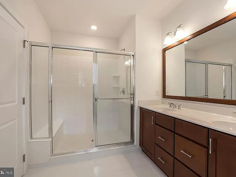813 Lakeview Ct #44L — Photo 18
