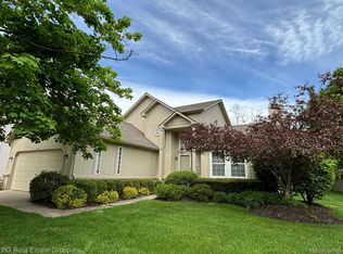 1915 W Ridge Dr, Commerce Township, MI 48390