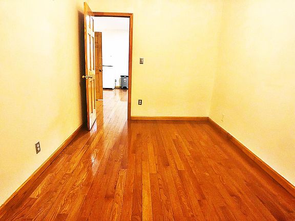 3rd image of 81 Bay 28th St #1R