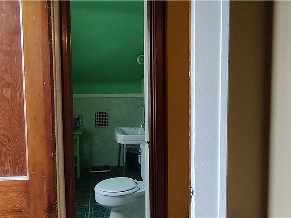 4th image of 85 Marigold Ave