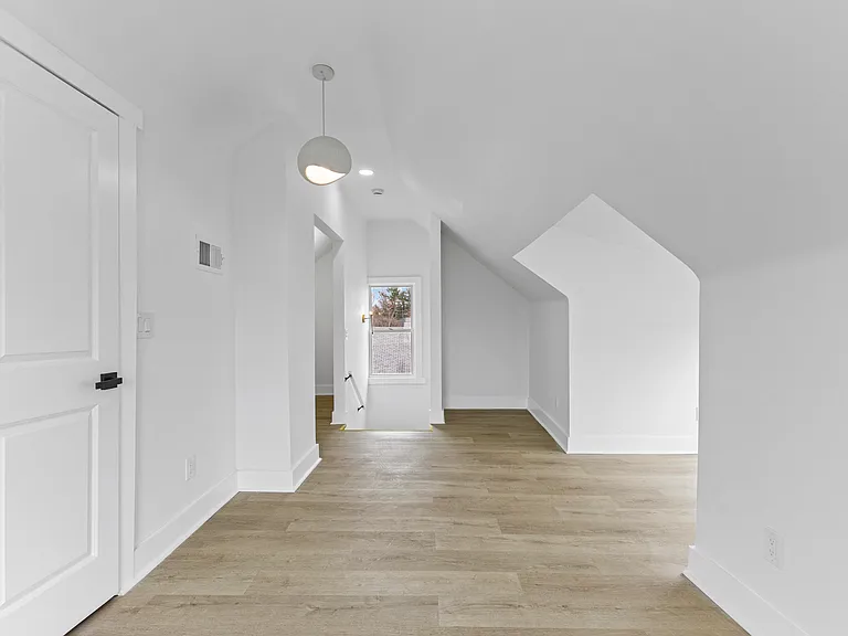 2554 Parker St — Photo 16