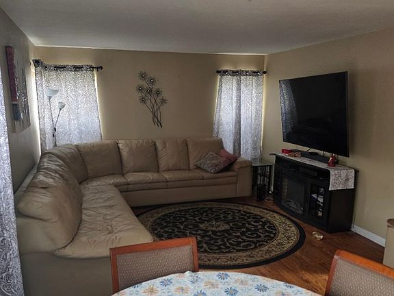 5th image of 481 Windermere Way