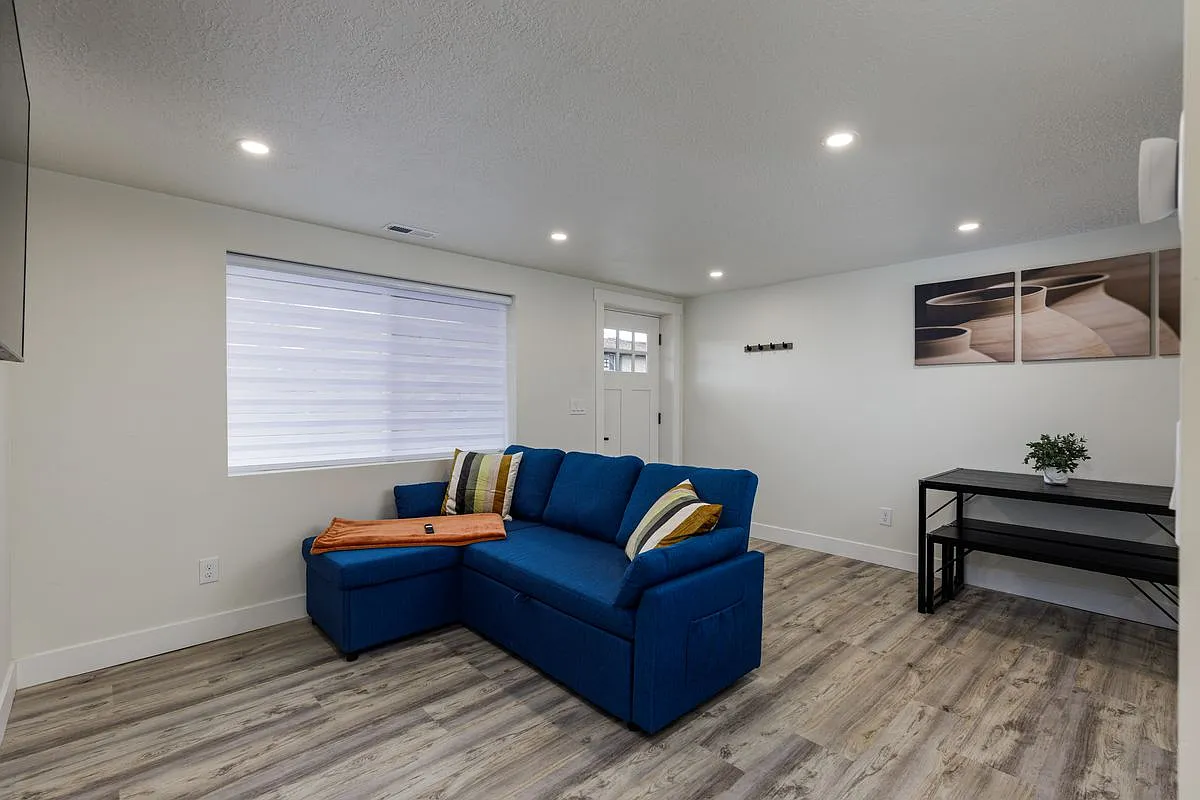 2 bed, 1.0 bath, 900 sqft, $1,900 — Photo 1