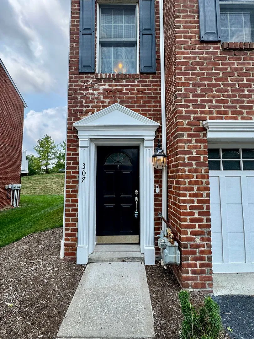 Move-In Ready Wexford Home Featuring Modern Updates and an Attached Two-Car — Photo 3