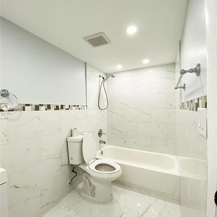 1st image of 8275-152 Avenida #D112