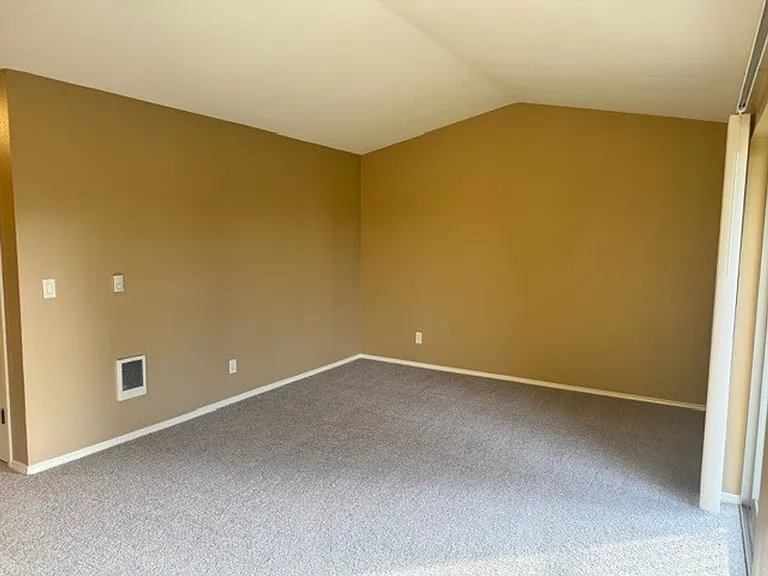 195-Santiam Village Apartments — Photo 10