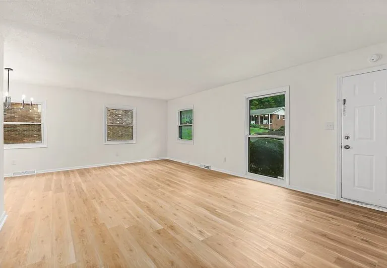 1539 Benbow St — Photo 3