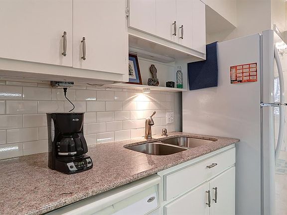 5th image of 4320 Bellaire Dr S APT 128