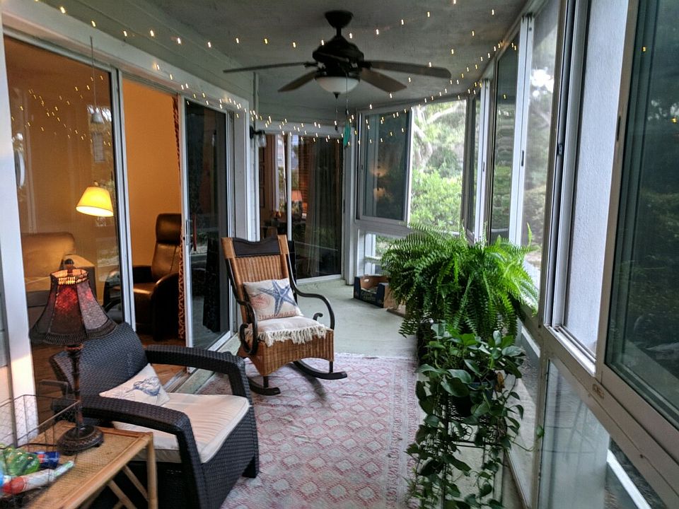 Screened porch w/ vinyl wind
