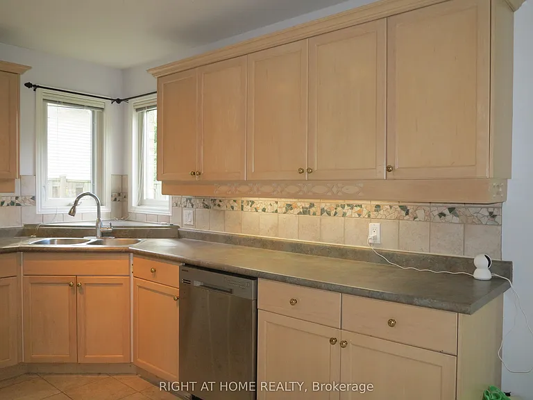 35 Moraine Cres — Photo 7