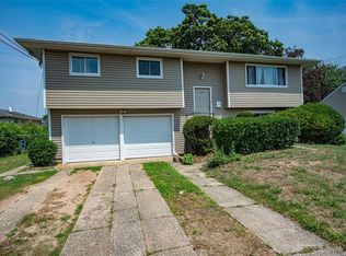 19 Yankee St, Brentwood, NY 11717