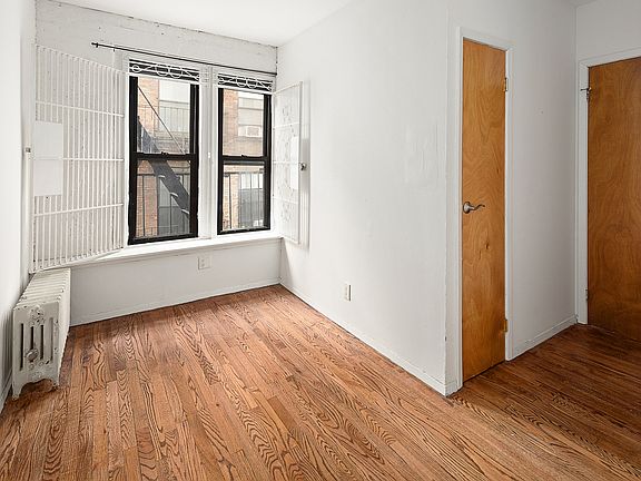 4th image of 114 Christopher St APT 5