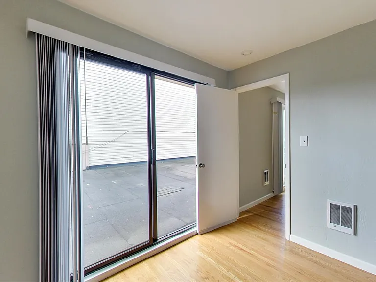 205 Collins St #4 — Photo 28