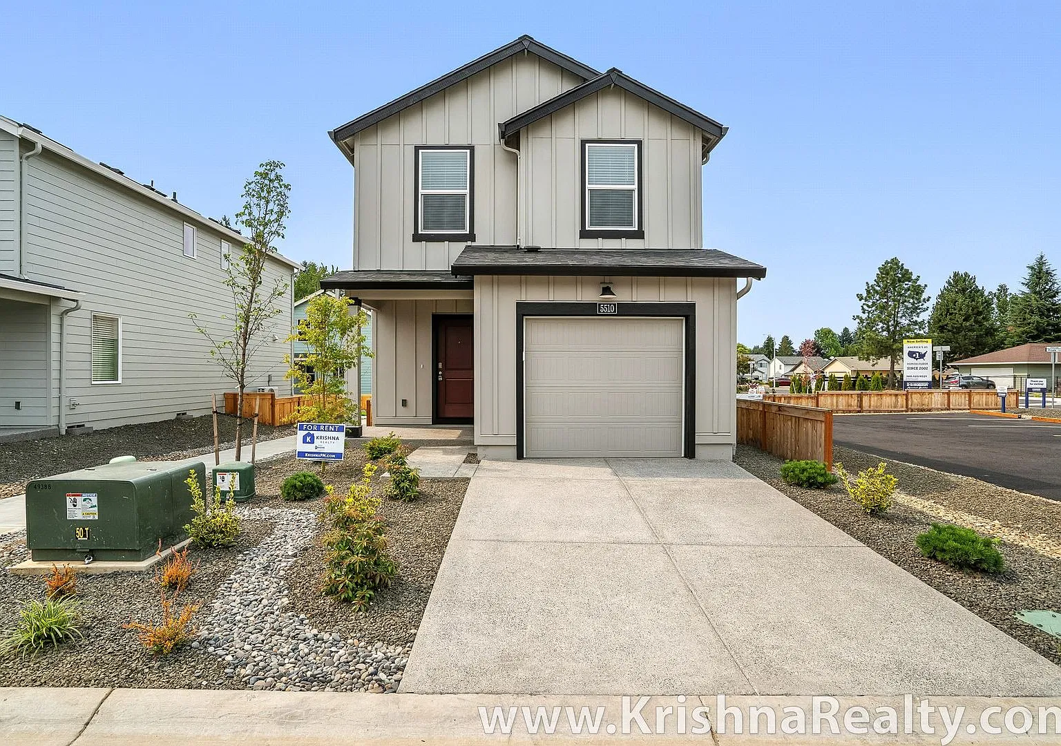 Modern 3-Bedroom Home with Upstairs Loft, Central A/C & Fenced Backyard — Photo 1