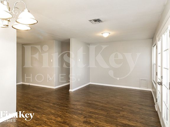 4th image of 700 Sharon Cir