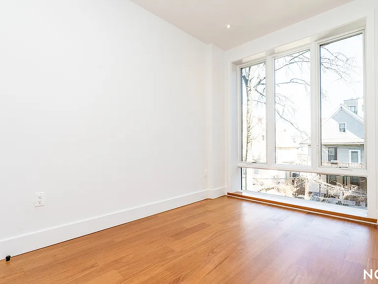 675 E 32nd St #35 — Photo 2