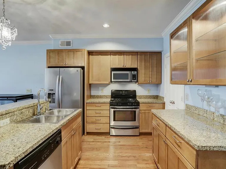 1602 Elgin St #15 — Photo 6