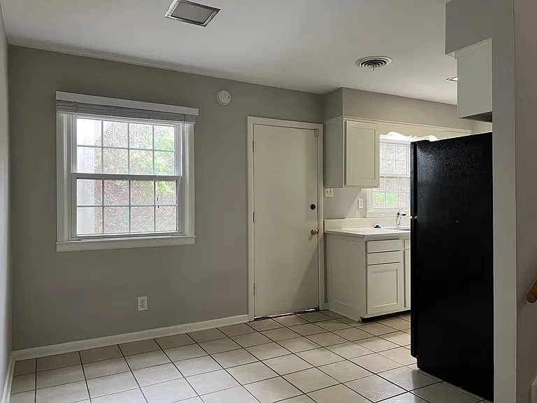 1720 Kavanaugh Blvd — Photo 5
