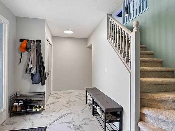 3rd image of 975 Huntleigh Cres