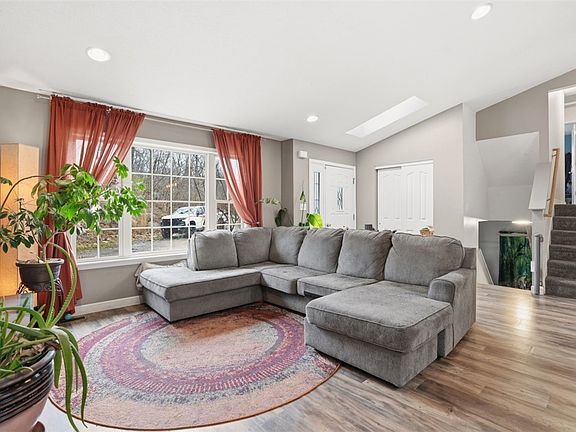 4th image of 587 Kimble Dr