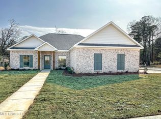 987 Riverside Ln, Pearl, MS 39208