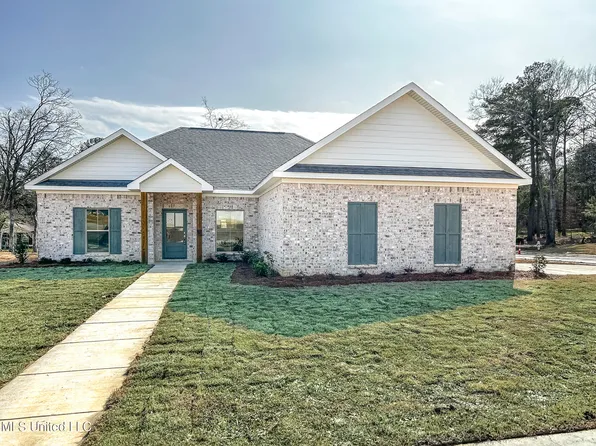 987 Riverside Ln, Pearl, MS 39208