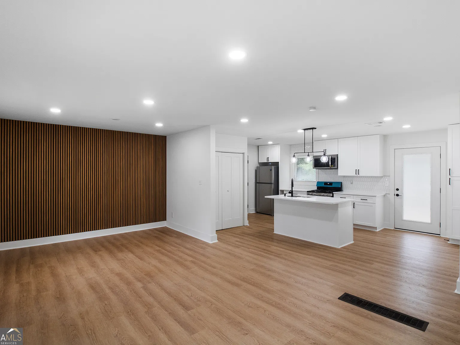 3 bed, 2.0 bath, 1215 sqft, $2,000 — Photo 3