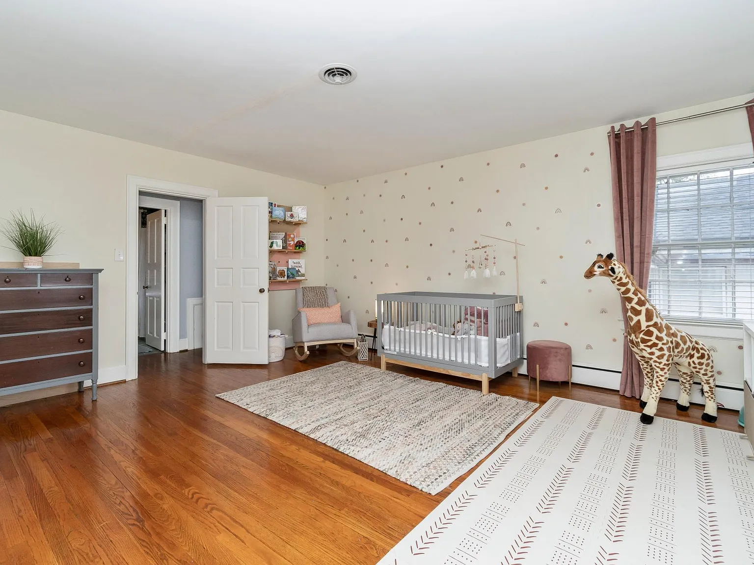 5 bed, 2.5 bath, 3400 sqft, $3,600 — Photo 4